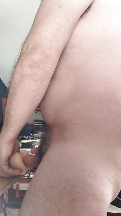 插入肛門玩具並操假屁眼