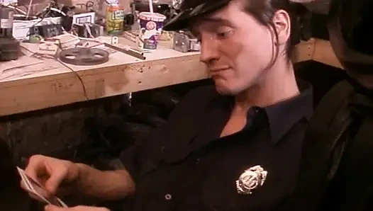 Две идеальные крошки здесь, чтобы угодить полицейскому вместе