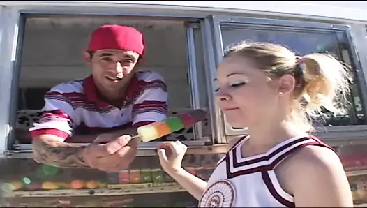 Ponpon kız güzel ıslak amcığı büyük penisle boşalmasını bekliyor