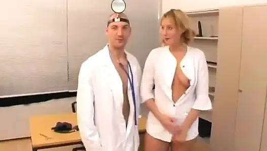 Krankenschwester von Ärzten gefickt
