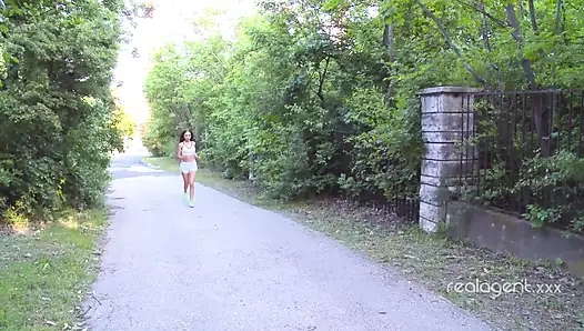 Nach kurzem morgenlauf bekommt ein charmantes russisches mädchen ihre fotze gefickt