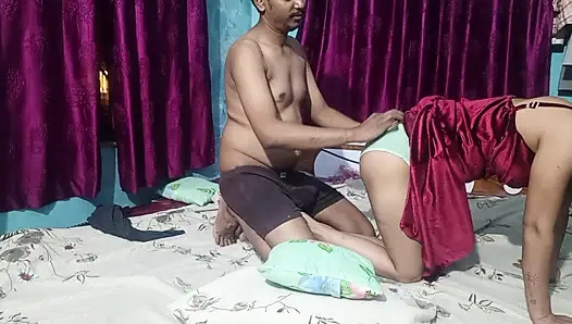 Sie nahm den Penis des Lehrers in den mund, fing an, ihn zu lutschen und steckte ihn in ihre Vagina ein.