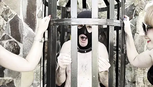 Обжигаю мои инициалы в шкуру мазохистов