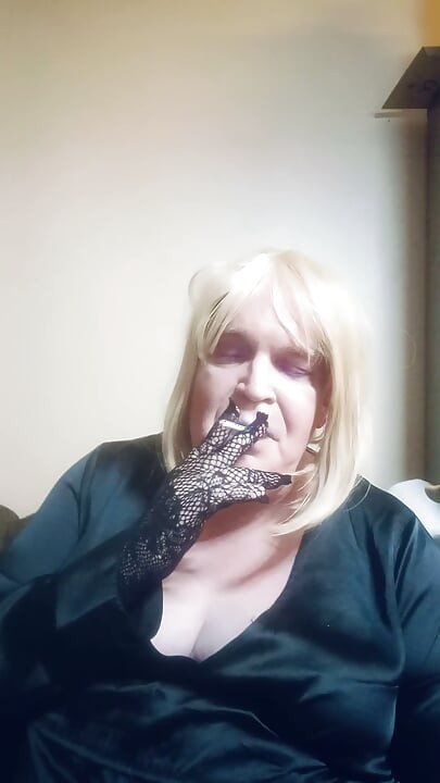 BBW TV fumando un cigarrillo superslim y probándose guantes