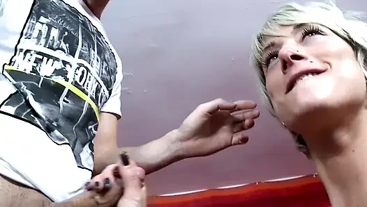 Sarışın sadece götünü siktirmek istiyor