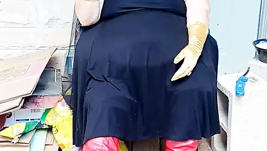 Gadis kelelawar sedang istirahat merokok di dalam dirinya