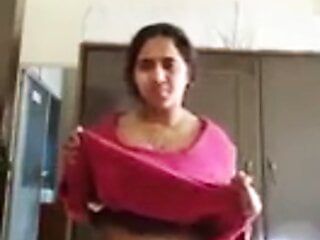 印度熟女展示她的胸部和脱衣服