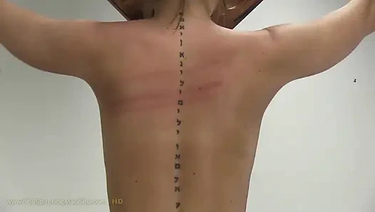 Sasha dicambuk pakai mesin seks - cambukan di punggung