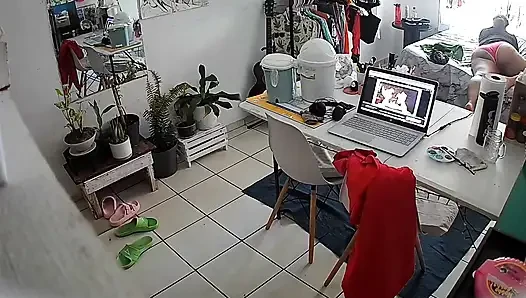 Di kamar istriku waktu aku lagi nggak di rumah