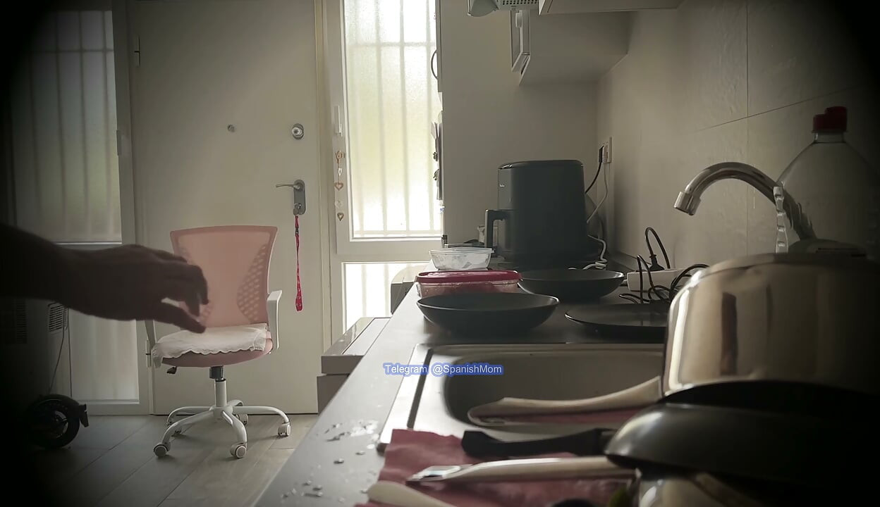 Madrasta a fazer tarefas de empregada, nua