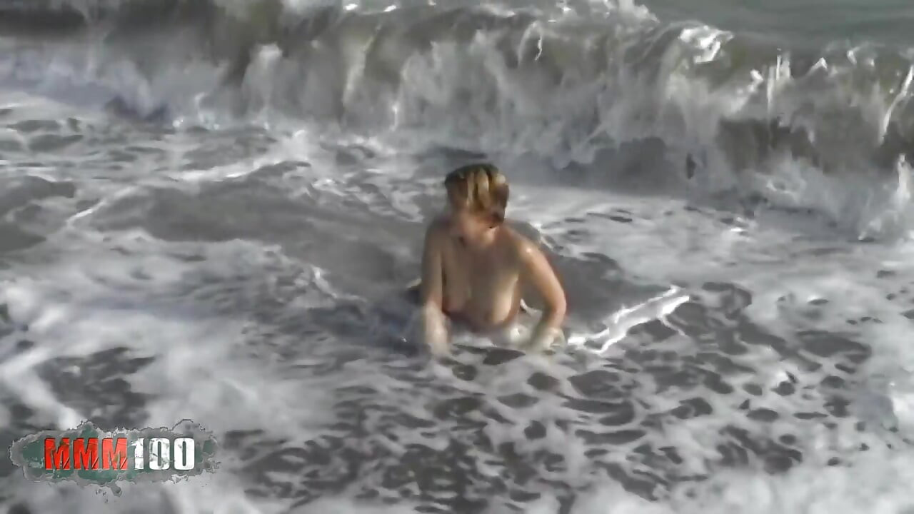 Tigra francuska MILF Tigra gola u valovima
