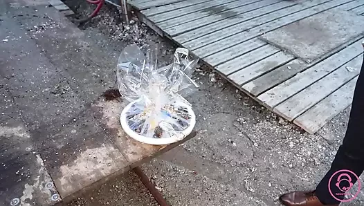 Fransız orta yaşlı seksi kadın soyunuyor, emiyor ve teslimat yarağına biniyor