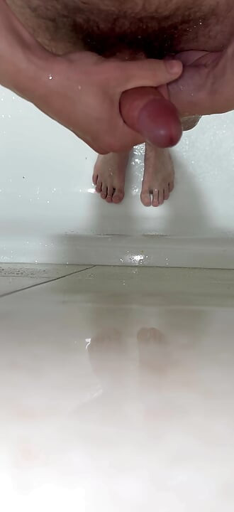 在浴缸上擦直到它來