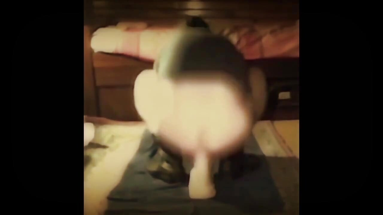 Analno jebanje s ogromnim dildom