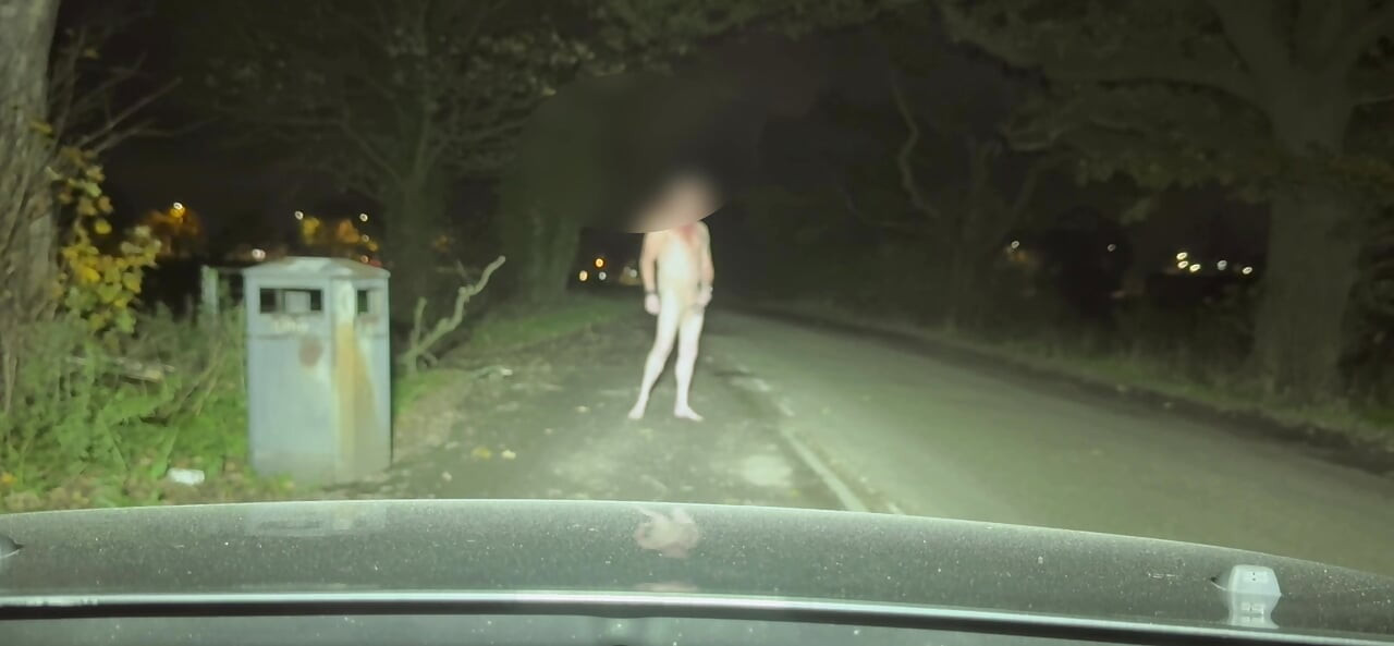 Pieds nus et avec des poutres pleines au bord de la route