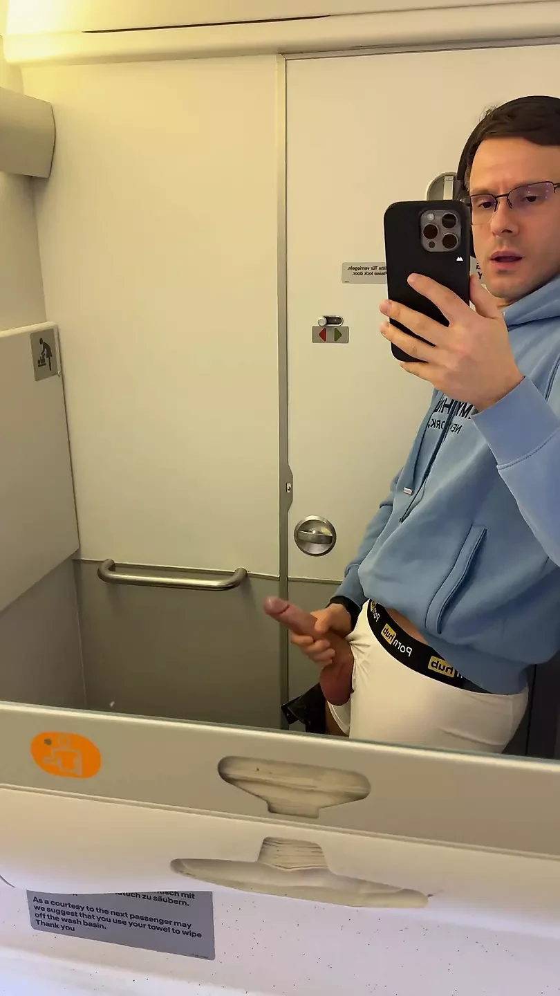 Szarpanie i orgazm w samolocie. Szkoda, że byłeś tutaj, aby wziąć moją spermę do ust!