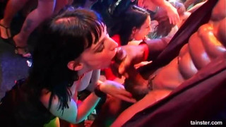 Seducenti clubber vengono scopati in pubblico