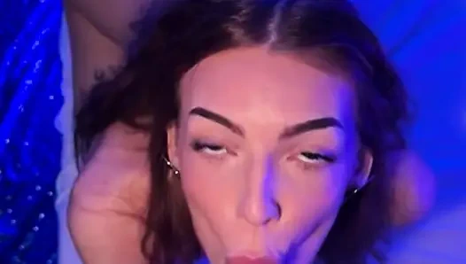 Azgın hatun Salome klitoris iyi bir sikiş alırken yüksek sesle inliyor