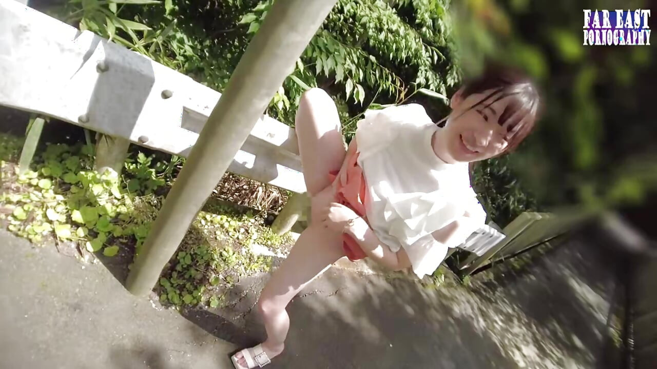 Mokra marka luta dok ostavlja nestašni svetlucajući trag gde god se nagodila na prvoj polovini