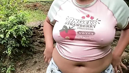 Pinkeln und nackt im wald sein