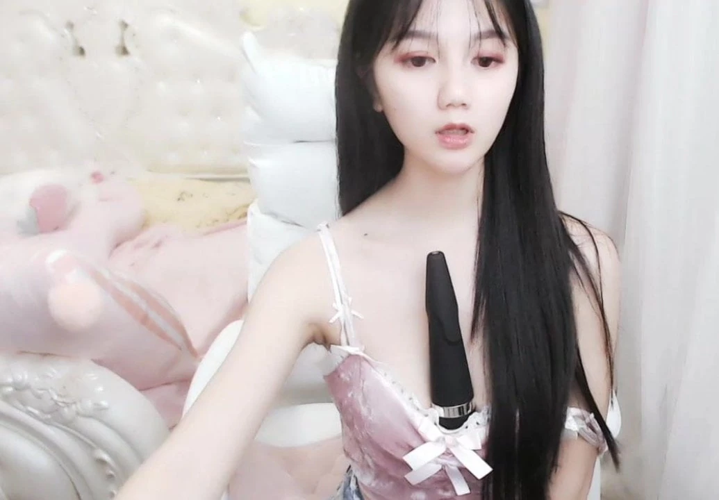Boneka Asia menggoda pinggulnya dengan pakaian dalam