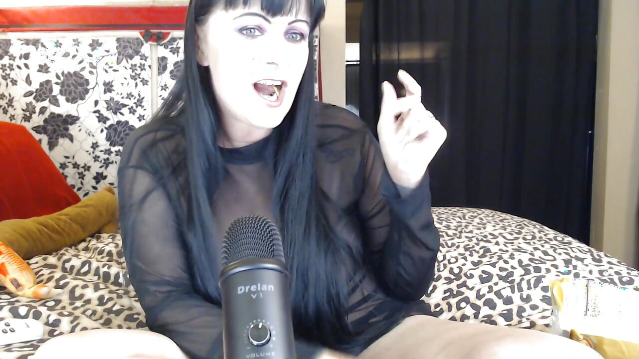ASMR - croquant bruyamment des chips au four