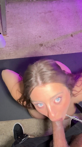 Mächtiger moment aus "Ein mann mit kapuze hat mich gefesselt und dann mich in einer garage gefickt - luna doll"