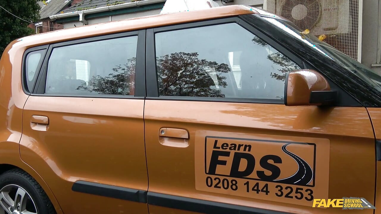 Fake driving school - la superbe rousse Ella Hughes supplie l’examinatrice de chance dans une vidéo de sexe hardcore