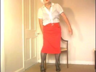 Dee dalam blaus putih dan skirt merah