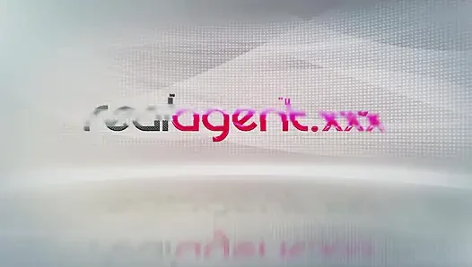 Tiga lesbian rusia yang hot lagi asik fingering memek satu sama lain pakai mainan seks