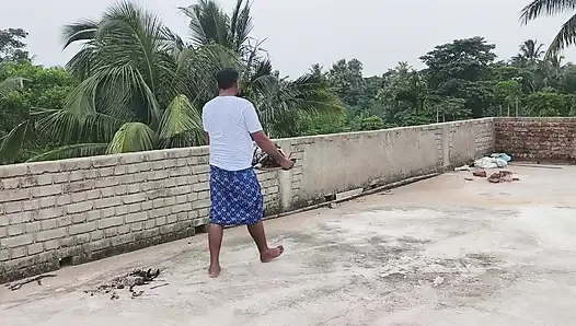 Schöne indische dorf-tante, heiße romantik Große möpse drücken und muschi ficken auf dem dach