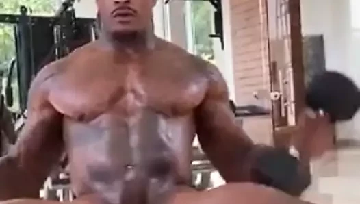çıplak vücut geliştirme