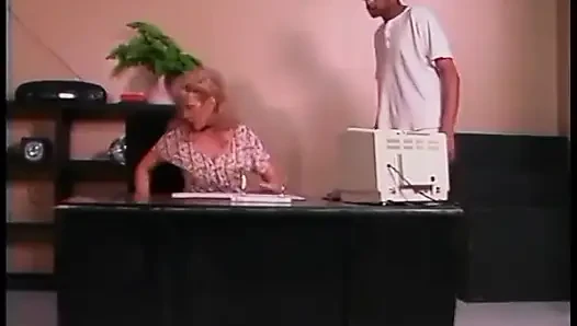 Azgın sarışın orta yaşlı seksi kadın sert sikişmeden önce büyük siyah yarağı gırtlağına kadar alıyor