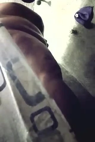 Gordo en la regadera4