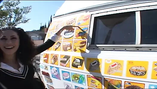 Geiles teen wird abgeschleppt und hart gefickt