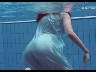 Piyavka Chehova, adolescente aux gros seins naturels, nage nue