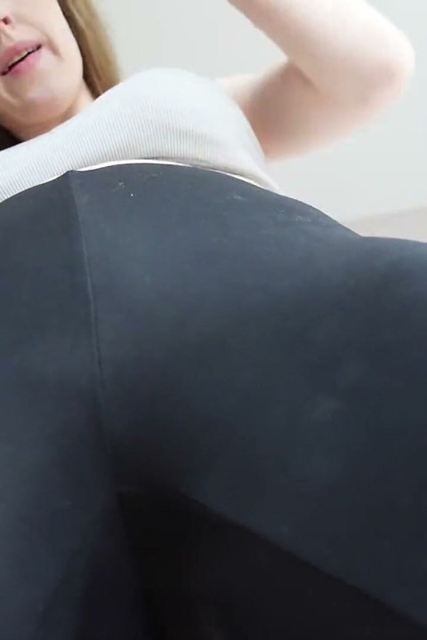 I Show You My Cameltoe in Leggings