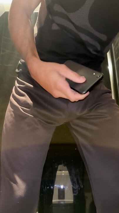 Amo freeballing em calças rasgadas para que os caras possam olhar para o meu pau