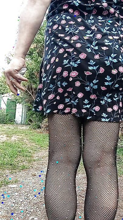 Transsexuală se pișă în aer liber