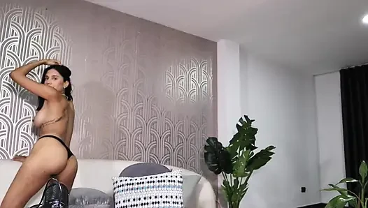 Sırtüstü, bacaklarını ayırıyor, parmaklarıyla oynuyor, tıkaç dolu, oyuncağı ıslak, kendini tatmin edici striptiz yapıyor