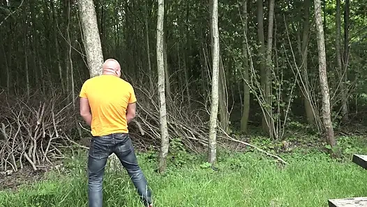 Блондинка сосет два члена, затем трахается с камшотом в зарослях