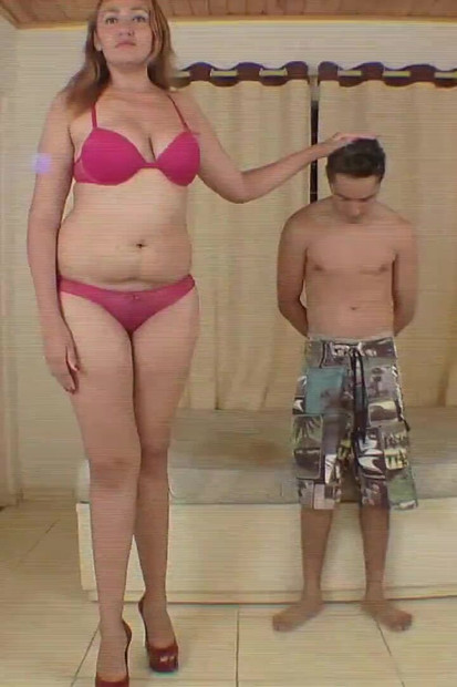 Picioare lupta picioare mari umilire băiat de o fată uriașă