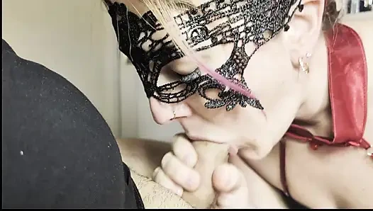 Layanan tenggorokan sore - gaun hitam menelan setiap tetesnya