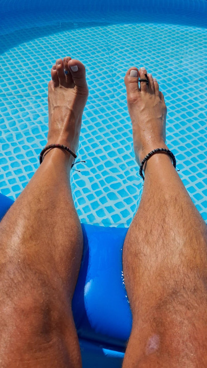 Want to cum play in my pool