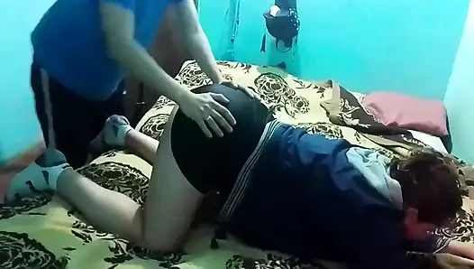 Aku nyepong kontolnya di ranjang dan kami ngentot posisi misionaris dan gaya doggy.