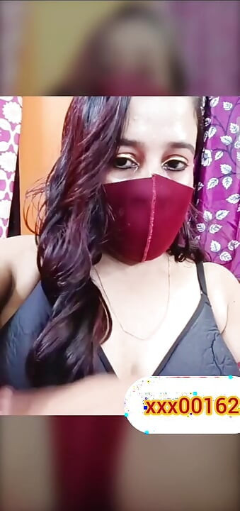 Adik ipar duduk di atas kerusi dan mengeringkan air dari pepeknya