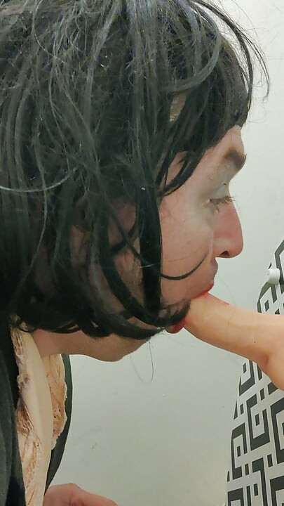 Lilian77はディルドで練習しています