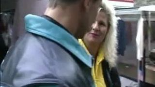 Flirten met een blonde rijpe vrouw op straat