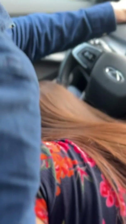 Mamada en la carretera lleva a sexo con autoestopista morena | Clip 1