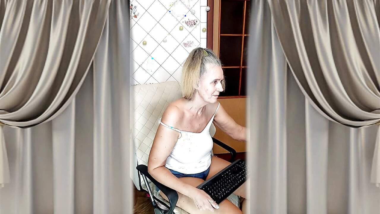 타이트한 데님 쇼츠를 입은 쾌활한 주부 Lukerya